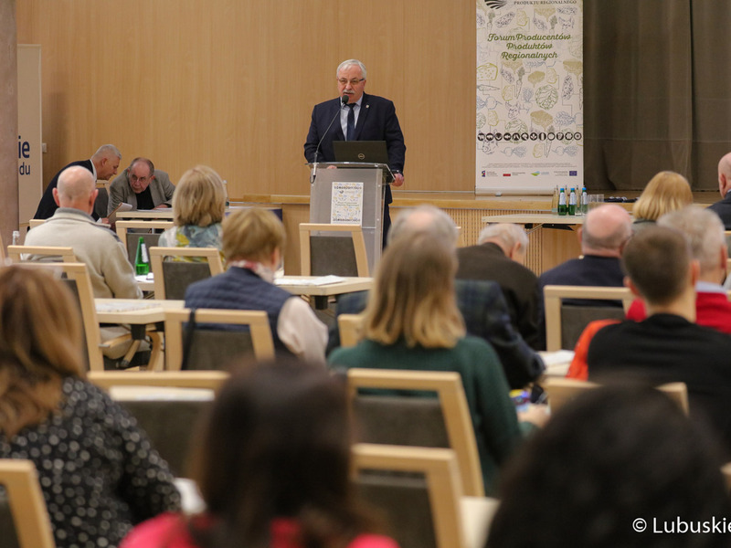 Wójt Gminy Krzeszyce Stanisław Peczkajtis przemawia podczas Forum Producentów Produktów Regionalnych w Sali Kolumnowej Urzędu Marszałkowskiego Województwa Lubuskiego w Zielonej Górze