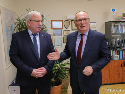 Wicemarszałek Województwa Lubuskiego Stanisław Tomczyszyn przywitał Wójta Gminy Krzeszyce Stanisława Peczkajtisa w swoim gabinecie