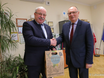 Wicemarszałek Województwa Lubuskiego Stanisław Tomczyszyn przywitał Wójta Gminy Krzeszyce Stanisława Peczkajtisa w swoim gabinecie