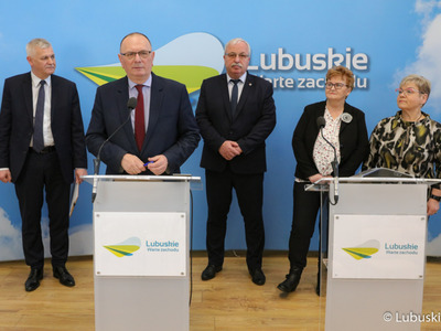 Wicemarszałek Województwa Lubuskiego Stanisław Tomczyszyn (przy mikrofonie) oraz Wójt Gminy Krzeszyce Stanisław Peczkajtis (z tyłu, w środku) podczas konferencji prasowej poprzedzającej Forum Producentów Produktów Regionalnych.


