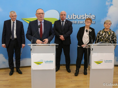 Wicemarszałek Województwa Lubuskiego Stanisław Tomczyszyn (przy mikrofonie) oraz Wójt Gminy Krzeszyce Stanisław Peczkajtis (z tyłu, w środku) podczas konferencji prasowej poprzedzającej Forum Producentów Produktów Regionalnych.