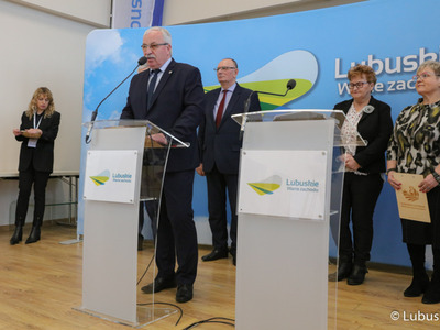 Wójt Gminy Krzeszyce Stanisław Peczkajtis (przy mikrofonie) bierze udział w konferencji prasowej poprzedzającej Forum Producentów Produktów Regionalnych.