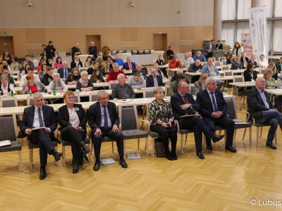 Wójt Gminy Krzeszyce Stanisław Peczkajtis (drugi z prawej, w pierwszym rzędzie) bierze udział w Forum Producentów Produktów Regionalnych w Sali Kolumnowej Urzędu Marszałkowskiego Województwa Lubuskiego w Zielonej Górze