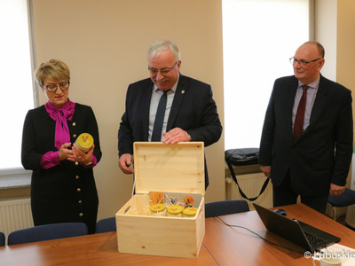 Wójt Gminy Krzeszyce Stanisław Peczkajtis (w środku), Marszałek Województwa Lubuskiego Elżbieta Anna Polak oraz Wicemarszałek Województwa Lubuskiego Stanisław Tomczyszyn. 
