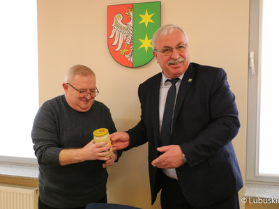 Wójt Gminy Krzeszyce Stanisław Peczkajtis (w środku) oraz Członek Zarządu Województwa Lubuskiego Tadeusz Jędrzejczak 