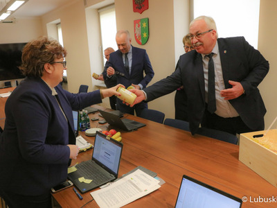 Wójt Gminy Krzeszyce Stanisław Peczkajtis wręcza upominki podczas zebrania Zarządu Województwa Lubuskiego 