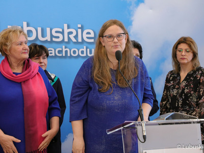 Uczestniczki konferencji prasowej kończącej posiedzenie Wojewódzkiej Rady Kobiet w Urzędzie Marszałkowskim Województwa Lubuskiego w Zielonej Górze. Przy mikrofonie Zofia Szozda.
