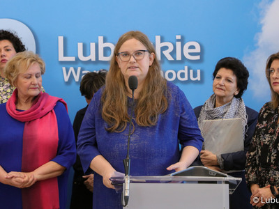 Uczestniczki konferencji prasowej kończącej posiedzenie Wojewódzkiej Rady Kobiet w Urzędzie Marszałkowskim Województwa Lubuskiego w Zielonej Górze. Przy mikrofonie Zofia Szozda.