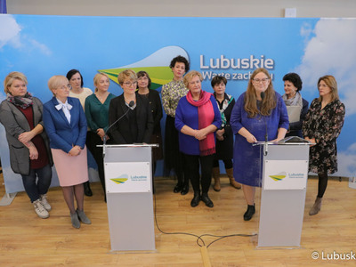 Uczestniczki konferencji prasowej kończącej posiedzenie Wojewódzkiej Rady Kobiet w Urzędzie Marszałkowskim Województwa Lubuskiego w Zielonej Górze