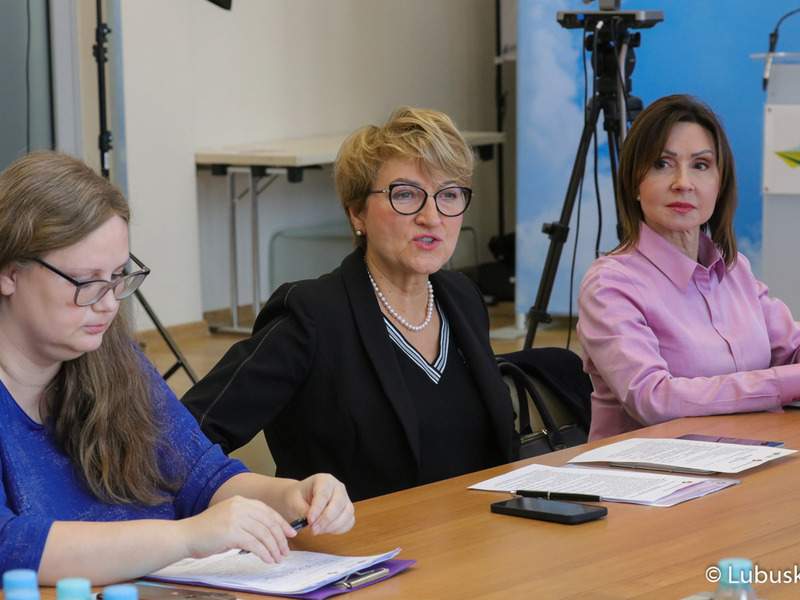 Marszałek Elżbieta Anna Polak (w środku) na obradach Wojewódzkiej Rady Kobiet w Urzędzie Marszałkowskim Województwa Lubuskiego w Zielonej Górze