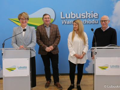Uczestnicy konferencji prasowej poświęconej wsparciu samorządu woj. lubuskiego dla Lubuskiego Lata Filmowego. Przy mikrofonie: Marszałek Województwa Lubuskiego  Elżbieta Anna Polak. Z tyłu od lewej; radny województwa lubuskiego Grzegorz Potęga, wiceprezes zarządu Klubu Kultury Filmowej Weronika Nowak oraz prezes zarządu Klubu Kultury Filmowej Tomasz Piersiak.