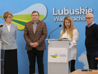 Uczestnicy konferencji prasowej poświęconej wsparciu samorządu woj. lubuskiego dla Lubuskiego Lata Filmowego. Przy mikrofonie: wiceprezes zarządu Klubu Kultury Filmowej Weronika Nowak. Z tyłu, od lewej: Marszałek Województwa Lubuskiego  Elżbieta Anna Polak, radny województwa lubuskiego Grzegorz Potęga oraz prezes zarządu Klubu Kultury Filmowej Tomasz Piersiak.