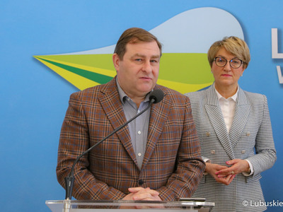 Uczestnicy konferencji prasowej poświęconej wsparciu samorządu woj. lubuskiego dla Lubuskiego Lata Filmowego. Przy mikrofonie: radny województwa lubuskiego Grzegorz Potęga. Z tyłu Marszałek Województwa Lubuskiego  Elżbieta Anna Polak