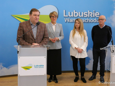 Uczestnicy konferencji prasowej poświęconej wsparciu samorządu woj. lubuskiego dla Lubuskiego Lata Filmowego. Przy mikrofonie: radny województwa lubuskiego Grzegorz Potęga. Z tyłu, od lewej: Marszałek Województwa Lubuskiego  Elżbieta Anna Polak, wiceprezes zarządu Klubu Kultury Filmowej Weronika Nowak oraz prezes zarządu Klubu Kultury Filmowej Tomasz Piersiak.