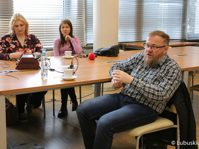 Dziennikarze na konferencji prasowej poświęconej wsparciu samorządu woj. lubuskiego dla Lubuskiego Lata Filmowego