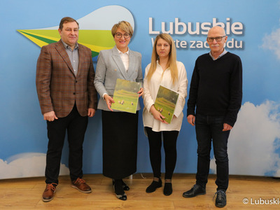 Od lewej: radny województwa lubuskiego Grzegorz Potęga, Marszałek Województwa Lubuskiego Elżbieta Anna Polak, wiceprezes zarządu Klubu Kultury Filmowej Weronika Nowak oraz prezes zarządu Klubu Kultury Filmowej Tomasz Piersiak.