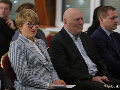 Marszałek Województwa Lubuskiego Elżbieta Anna Polak, przewodniczący Sejmiku Województwa Lubuskiego Wacław Maciuszonek (w środku) oraz Wicemarszałek Województwa Lubuskiego Łukasz Porycki