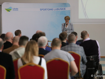 W Wojewódzkim Ośrodku Sportu i Rekreacji w Zielonej Górze Drzonkowie podsumowano wyniki sportowe dzieci i młodzieży w 2022 r. Oprócz nagród dla lubuskich klubów sportowych przyznano wyróżnienia indywidualne.. Na zdjęciu przemawia Marszałek Województwa Lubuskiego Elżbieta Anna Polak
