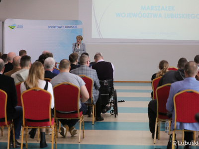 W Wojewódzkim Ośrodku Sportu i Rekreacji w Zielonej Górze Drzonkowie podsumowano wyniki sportowe dzieci i młodzieży w 2022 r. Oprócz nagród dla lubuskich klubów sportowych przyznano wyróżnienia indywidualne.. Na zdjęciu przemawia Marszałek Województwa Lubuskiego Elżbieta Anna Polak