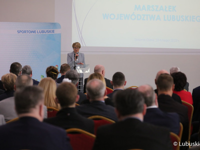 W Wojewódzkim Ośrodku Sportu i Rekreacji w Zielonej Górze Drzonkowie podsumowano wyniki sportowe dzieci i młodzieży w 2022 r. Oprócz nagród dla lubuskich klubów sportowych przyznano wyróżnienia indywidualne.. Na zdjęciu przemawia Marszałek Województwa Lubuskiego Elżbieta Anna Polak