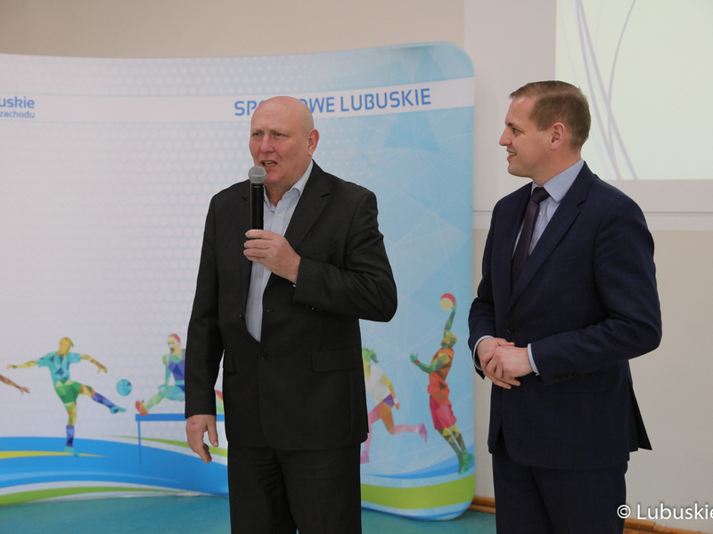 Na zdjęciu Wicemarszałek Województwa Lubuskiego Łukasz Porycki (z prawej) oraz przewodniczący Sejmiku Województwa Lubuskiego Wacław Maciuszonek