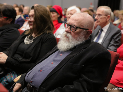 Podczas czwartkowej gali w Bibliotece Norwida ogłoszono laureatów w poszczególnych kategoriach konkursowych Lubuskiego Wawrzynu 2022. Na zdjęciu prof. Jerzy Bralczyk
