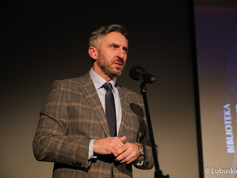 Podczas czwartkowej gali w Bibliotece Norwida ogłoszono laureatów w poszczególnych kategoriach konkursowych Lubuskiego Wawrzynu 2022. Na zdjęciu poseł RP Waldemar Sługocki.