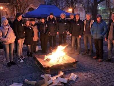 W piątek, 24 lutego 2023 r., tuż po godz. 4.00 na pl. Bohaterów w Zielonej Górze zapłonął Płomień solidarności z Ukrainą. Wydarzenie w pierwszą rocznicę rosyjskiej agresji na Ukrainę zorganizował KOD Zielona Góra