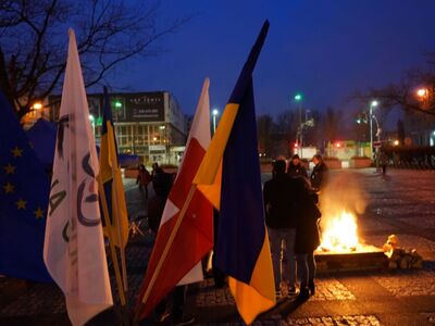 W piątek, 24 lutego 2023 r., tuż po godz. 4.00 na pl. Bohaterów w Zielonej Górze zapłonął Płomień solidarności z Ukrainą. Wydarzenie w pierwszą rocznicę rosyjskiej agresji na Ukrainę zorganizował KOD Zielona Góra