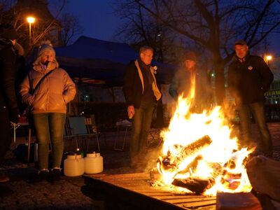 W piątek, 24 lutego 2023 r., tuż po godz. 4.00 na pl. Bohaterów w Zielonej Górze zapłonął Płomień solidarności z Ukrainą. Wydarzenie w pierwszą rocznicę rosyjskiej agresji na Ukrainę zorganizował KOD Zielona Góra