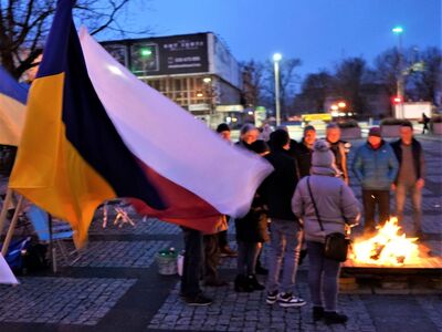 W piątek, 24 lutego 2023 r., tuż po godz. 4.00 na pl. Bohaterów w Zielonej Górze zapłonął Płomień solidarności z Ukrainą. Wydarzenie w pierwszą rocznicę rosyjskiej agresji na Ukrainę zorganizował KOD Zielona Góra