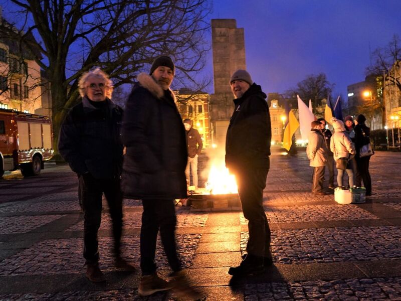W piątek, 24 lutego 2023 r., tuż po godz. 4.00 na pl. Bohaterów w Zielonej Górze zapłonął Płomień solidarności z Ukrainą. Wydarzenie w pierwszą rocznicę rosyjskiej agresji na Ukrainę zorganizował KOD Zielona Góra