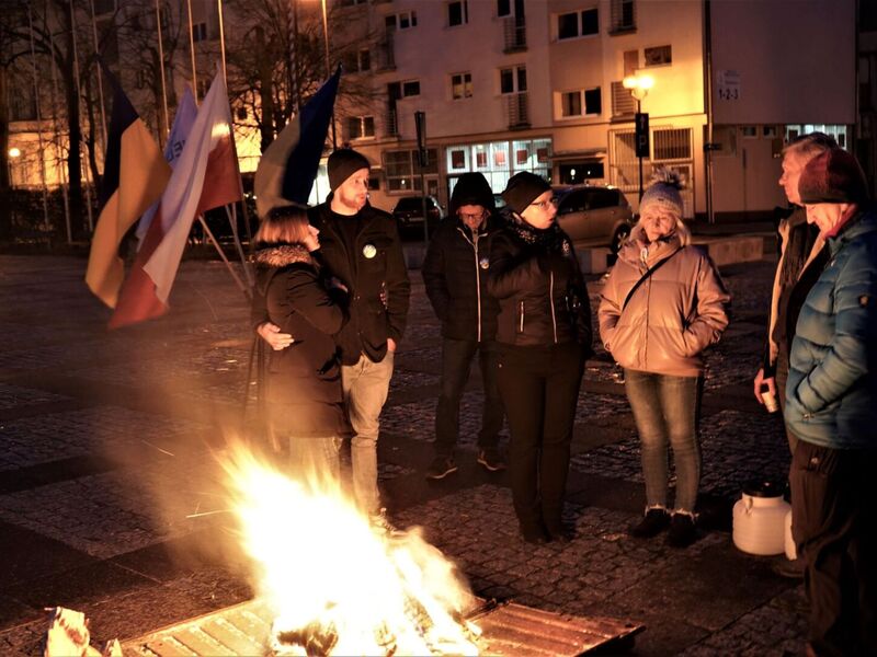 W piątek, 24 lutego 2023 r., tuż po godz. 4.00 na pl. Bohaterów w Zielonej Górze zapłonął Płomień solidarności z Ukrainą. Wydarzenie w pierwszą rocznicę rosyjskiej agresji na Ukrainę zorganizował KOD Zielona Góra
