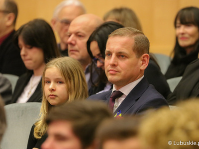 Wicemarszałek Łukasz Porycki na koncercie "Solidarni z Ukrainą" w Filharmonii Zielonogórskiej 