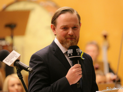 Prowadzący koncert "Solidarni z Ukrainą"  w Filharmonii Zielonogórskiej