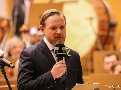 Prowadzący koncert "Solidarni z Ukrainą"  w Filharmonii Zielonogórskiej