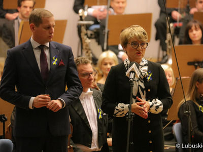 Marszałek Województwa Lubuskiego Elżbieta Anna Polak i Wicemarszałek Łukasz Porycki przemawiają przed koncertem w Filharmonii Zielonogórskiej