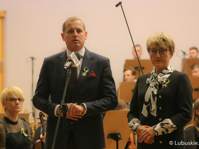 Marszałek Województwa Lubuskiego Elżbieta Anna Polak i Wicemarszałek Łukasz Porycki przemawiają przed koncertem w Filharmonii Zielonogórskiej