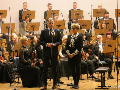 Marszałek Województwa Lubuskiego Elżbieta Anna Polak i Wicemarszałek Łukasz Porycki przemawiają przed koncertem w Filharmonii Zielonogórskiej