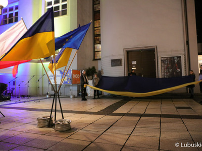 Uczestnicy pikiety pod hasłem „1. rocznica napaści Rosji na Ukrainę”, przed Lubuskim Teatrem w Zielonej Górze
