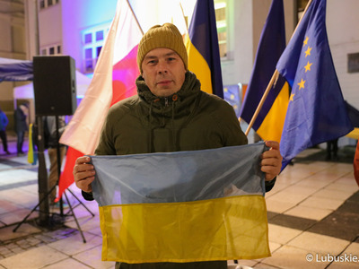 Uczestnik pikiety pod hasłem „1. rocznica napaści Rosji na Ukrainę”, przed Lubuskim Teatrem w Zielonej Górze