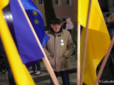 Uczestnik pikiety pod hasłem „1. rocznica napaści Rosji na Ukrainę”, przed Lubuskim Teatrem w Zielonej Górze