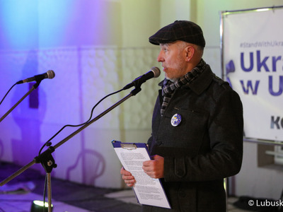 Uczestnicy pikiety pod hasłem „1. rocznica napaści Rosji na Ukrainę”, przed Lubuskim Teatrem w Zielonej Górze