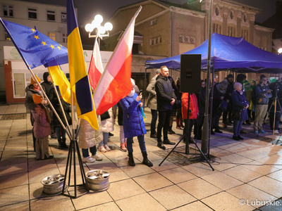 Uczestnicy pikiety pod hasłem „1. rocznica napaści Rosji na Ukrainę”, przed Lubuskim Teatrem w Zielonej Górze
