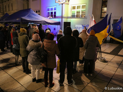 Uczestnicy pikiety pod hasłem „1. rocznica napaści Rosji na Ukrainę”, przed Lubuskim Teatrem w Zielonej Górze