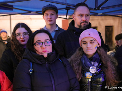 Uczestnicy pikiety pod hasłem „1. rocznica napaści Rosji na Ukrainę”, przed Lubuskim Teatrem w Zielonej Górze
