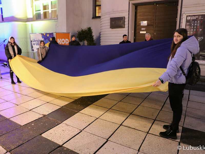 Uczestnicy pikiety pod hasłem „1. rocznica napaści Rosji na Ukrainę”, przed Lubuskim Teatrem w Zielonej Górze
