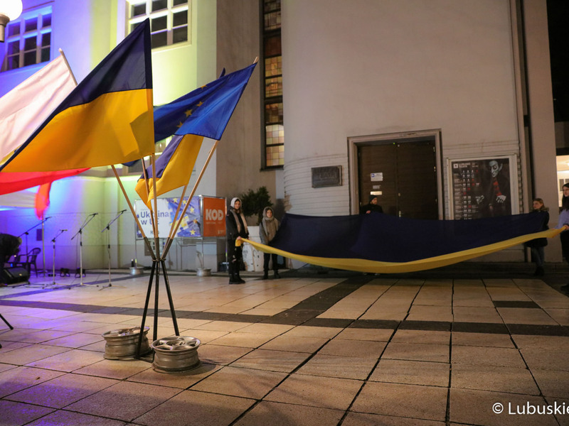 Uczestnicy pikiety pod hasłem „1. rocznica napaści Rosji na Ukrainę”, przed Lubuskim Teatrem w Zielonej Górze