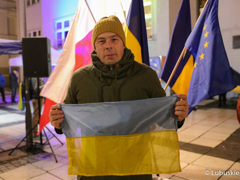 Uczestnik pikiety pod hasłem „1. rocznica napaści Rosji na Ukrainę”, przed Lubuskim Teatrem w Zielonej Górze
