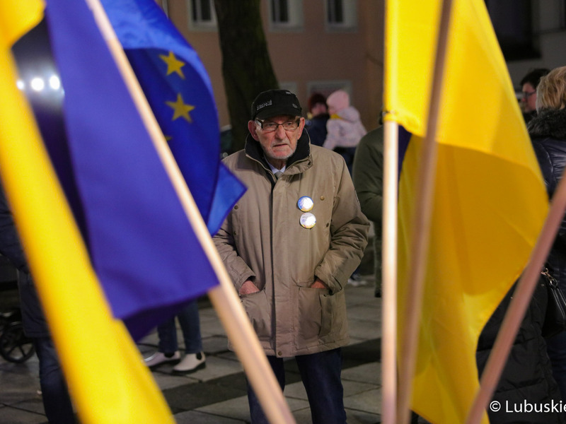Uczestnik pikiety pod hasłem „1. rocznica napaści Rosji na Ukrainę”, przed Lubuskim Teatrem w Zielonej Górze